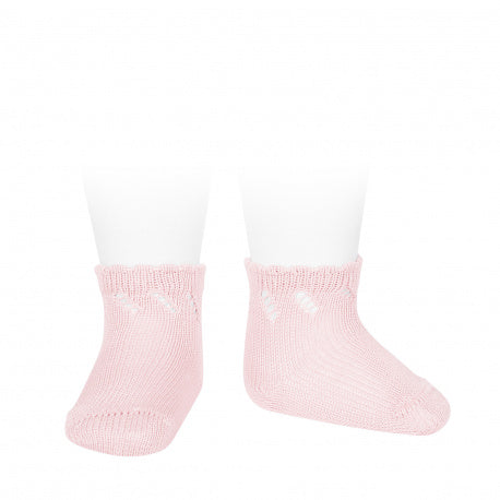 BABYSOCKEN AUS BAUMWOLLE MIT DIAGONALEM LOCHMUSTER ROSA